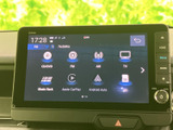 ラジオやCD、テレビなどの選択肢が画面に並び、使いたい音源を視覚的に選びやすい構成です。ホーム画面から各機能を確認でき、日常の移動中も目的に合わせて活用できます。