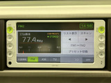 ラジオの周波数や選局項目が画面にまとまり、聞きたい放送を確認しやすい表示です。普段の移動時間に、お好みのラジオ番組を手軽に楽しめます。