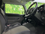 前席のシートは座面と背もたれにゆとりがあり、運転席・助手席それぞれで落ち着いて過ごせます。窓から外の様子も確認しやすい室内です。