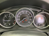 速度計や回転計に加え、右側には車両情報を表示する画面を配置。必要な情報を運転席前方で確認しやすく、表示がまとまっているため、走行中の状況把握にも便利です。