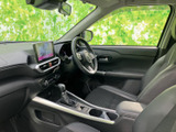 前方まで視線が通り、車内全体を見渡しやすい運転席まわりです。シートや内装は落ち着いた色調でまとまり、手の届きやすいセンターまわりもすっきり。毎日の乗り降りにもなじむ空間です。