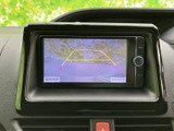 後方の映像にガイド線が重ねて表示され、駐車時の周囲確認をサポートします。画面上で進路の目安を把握しやすく、車庫入れや狭い場所での取り回しにも活用できる装備です。