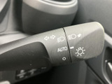 レバーには操作を示す表示がまとまり、必要な機能を確認しやすい仕様です。手元で扱えるため、周囲の状況に気を配りながら、夜間や天候の変化にも落ち着いて対応できます。