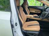 明るい色合いのシートと、身体を支える形状が印象的な前席です。運転席まわりを見渡しやすく、乗り降りもしやすい開口部。落ち着いた室内で、日々の移動から長時間の外出まで快適にお過ごしいただけます。