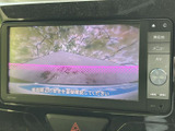 後方の映像に加えてガイド表示があり、駐車時に車両後方の様子を画面で確認できます。周囲を目視で確かめながら位置を把握する際に役立ち、日々の駐車をサポートします。