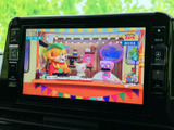 テレビ番組を画面に表示でき、停車中の休憩時間などに映像を視聴できます。画面いっぱいに映像が映し出されるため、車内で過ごすひとときをより楽しく演出してくれます。