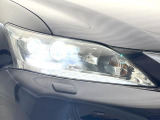 【LEDヘッドライト】悪天候や夜間走行時も良好な視界を確保し安心して運転できる高輝度LEDヘッドライトを装備!点灯速度が早く、消費電力も抑えられています。