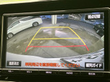 後方の映像とガイド線を画面で確認でき、駐車時の車両周辺の把握をサポートします。視点切替やガイド表示にも対応しており、車庫入れや駐車スペースでの確認に便利です。
