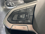 ◆クルーズコントロールにレーダーセンサーを組み合わせ、先行車を測定し設定されたスピードを上限に自動で加減速を行います。一定の車間距離を維持することで、長距離走行でのドライバーの疲労を低減させます。