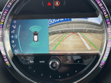 後方の映像と車両周辺の表示を画面で確認でき、駐車時の周囲の状況把握に役立ちます。ガイド線も表示されるため、駐車位置を確認しながら落ち着いて操作できます。