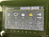 テレビやラジオをはじめ、Bluetooth、USB、HDMIなどの音源を画面から選択できます。利用したいメディアを一覧から確認しやすく、その日の気分や接続機器に合わせて使い分けられる便利な装備です。