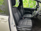 前席は身体を受け止める形状で、運転席と助手席が並ぶ落ち着いた空間です。窓から外の様子を確認しやすく、乗り降りもしやすい開口部。シートの柄が空間にほどよいアクセントを添え、日々の移動を快適に支えます。