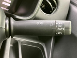 レバーには各種表示がまとめられ、必要な操作を確認しやすい配置です。運転席から手元で扱える位置にあり、走行中も視線の移動を抑えながら操作できる便利な装備です。