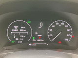 速度や燃料残量などの情報をメーター内で確認でき、運転に必要な状況を把握しやすい構成です。表示がまとまっているため、出発前や走行中の確認にも便利にお使いいただけます。