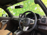 運転席から前方を見渡しやすいレイアウトで、周囲の確認もしやすい室内です。ベージュ系のシートが明るい雰囲気をつくり、運転席まわりもすっきりまとまっています。