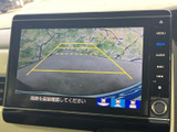 後方の映像にガイド線が表示され、駐車時に車両と周囲の位置関係を確認する目安になります。画面で後方の様子を把握しやすく、駐車場での切り返しや幅寄せをサポートします。