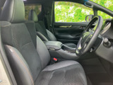 ゆったりとした前席は、運転席と助手席それぞれに身体を預けやすい形状。前方や左右の窓から周囲を確認しやすく、落ち着いた色合いのシートで毎日の移動も快適にお過ごしいただけます。