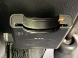 足元付近にETC車載器が備わり、カードを扱う際に位置を確認しやすい設置です。運転席まわりに収まっているため、車内でのカード管理や料金所の利用時に便利にお使いいただけます。