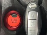 【インテリジェントキー】カバンやポケットに入れたままでもドアの施錠・解錠が可能なスマートキーを装備。エンジンのオン・オフ時もカギを取り出す必要が無いからとっても便利です♪