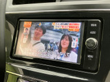 車内でテレビ番組を楽しめる画面を備えています。停車中の待ち時間も映像を視聴しながら過ごせるため、休憩やお迎えの合間などにも活用いただけます。