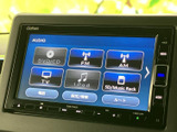 DVD・CDやラジオ、テレビ、iPodなど、音楽や映像のソースを画面から選択できます。よく使う項目が並ぶ見やすい表示で、気分や用途に合わせて切り替えやすい構成です。