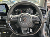 手元に複数のスイッチを備え、運転姿勢を大きく変えずに各種機能へアクセスしやすい仕様です。メーターや周辺の装備と合わせて、日々の運転をサポートします。