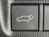 【パワーバックドア】スマートキーや運転席のボタンを押すだけでリアゲートが自動で開閉します!荷物を持っている時や、高い位置にあるバックドアを閉める際に便利な機能です♪