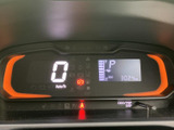 速度や燃料残量などを表示するメーターがまとまり、必要な情報を運転席から確認しやすい構成です。表示が見やすく、日常の運転をサポートします。