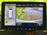 車両周辺と後方の映像を画面で確認でき、駐車時の位置合わせに役立ちます。ガイド線や複数の表示切替も用意され、周囲を確認しながら操作できます。