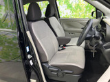 明るい色合いのシートが広がり、運転席まわりも見渡しやすい印象です。座面と背もたれにゆとりが感じられ、乗り降りの際にも室内の清潔感を感じていただけます。