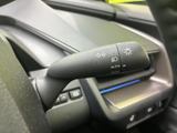 レバーに表示された記号が見やすく、必要な操作を確認しやすい設計です。運転中も手元で扱いやすく、進路変更時の合図を行う場面で役立ちます。