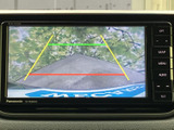 後方の様子を画面で確認でき、目安となるガイド線も表示されます。駐車スペースへの出入りや後退時に周囲を把握しやすく、日常の車庫入れをサポートしてくれる便利な装備です。