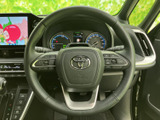 手元に複数のスイッチがまとまり、ステアリングから手を大きく離さずに各種操作を行いやすい配置です。メーターや周辺表示も見渡しながら、運転に集中しやすい環境を整えます。