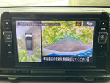 後方の映像に加え、車両周辺を確認する表示も備わり、画面上で周囲の状況を把握しやすい構成です。駐車時などに目視確認を補助し、落ち着いた操作をサポートします。