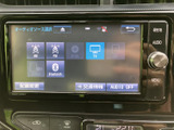 オーディオソースの選択画面にテレビ項目があり、必要なメニューを画面上で確認できます。停車中にテレビを視聴できるため、休憩時間の楽しみにもなります。