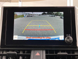 後方の映像とガイド線を画面で確認でき、駐車時の周囲確認をサポートします。車庫入れや狭い場所での後退時にも目安を把握しやすく、落ち着いて駐車操作を行いたい方に便利な装備です。