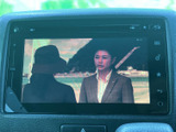 テレビ番組を表示できる画面を備えており、停車中に映像やテレビを視聴して過ごせます。休憩時間などにも活用でき、車内でのひとときを彩る装備です。