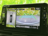 後方映像に加えて車両周辺を確認する表示もあり、駐車時の安全確認をサポートします。画面上のガイドラインも目安になり、車庫入れや狭い場所での取り回しに便利です。