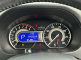 速度や各種表示を運転席から確認しやすい位置にまとめており、走行中も必要な情報を把握しやすい設計です。青色のディスプレイにも数値や表示が整理され、日々の運転をサポートします。
