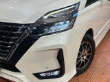 【LEDヘッドライト】悪天候や夜間走行時も良好な視界を確保し安心して運転できる高輝度LEDヘッドライトを装備!点灯速度が早く、消費電力も抑えられています。