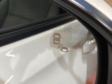 【ブラインドスポットインフォメーション】走行中、ドアミラーの死角になりやすい箇所に後続車が接近するとサイドミラー付近に警告を表示、ドライバーに注意喚起をしてくれます。
