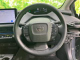 手元には複数のスイッチが配置され、運転姿勢を保ったまま機能を扱いやすい構成です。メーターや画面とあわせて、必要な情報や操作にアクセスしやすくなっています。