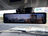 【 デジタルインナーミラー 】車両後方カメラの映像をミラーに映すことが出来ます! そのため、後席に人や荷物があって後方が見えづらい場合でもしっかり視界を確保することが出来ます!//