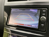 後方の映像に目安線が表示され、駐車時の後方確認をサポート。画面を見ながら周囲の状況を把握しやすく、車庫入れや縦列駐車の際にも役立ちます。