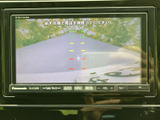 後方の映像を画面で確認しながら駐車位置を把握できるモニターです。表示された目安線も参考にでき、駐車時の周囲確認をサポートする便利な装備です。
