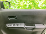 ドアには窓の開閉スイッチやミラー調整部、ドアハンドルがまとまり、運転席から手を伸ばしやすい配置です。各操作部を見つけやすく、乗り降りや窓の操作に便利です。