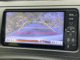 後方の映像にガイド線が重ねて表示され、駐車時に車両後方の位置を確認する目安になります。周囲を直接確認しながら活用でき、バックでの駐車をサポートします。