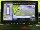 後方の映像に加えて車両周辺の表示も確認でき、駐車時の位置合わせをサポートします。画面上の目安線も見やすく、狭い場所での駐車や切り返しの際に役立つ装備です。