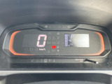速度や燃料残量、シフト位置などをまとめて確認できる表示部を備え、運転中も必要な情報を把握しやすい配置です。各種表示が集約され、日々の移動をサポートします。