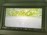 後方の様子をモニターで確認でき、駐車時や車庫入れの際に周囲を把握する目安になります。画面だけに頼らず目視も併用しながら、落ち着いて後退操作を行えます。